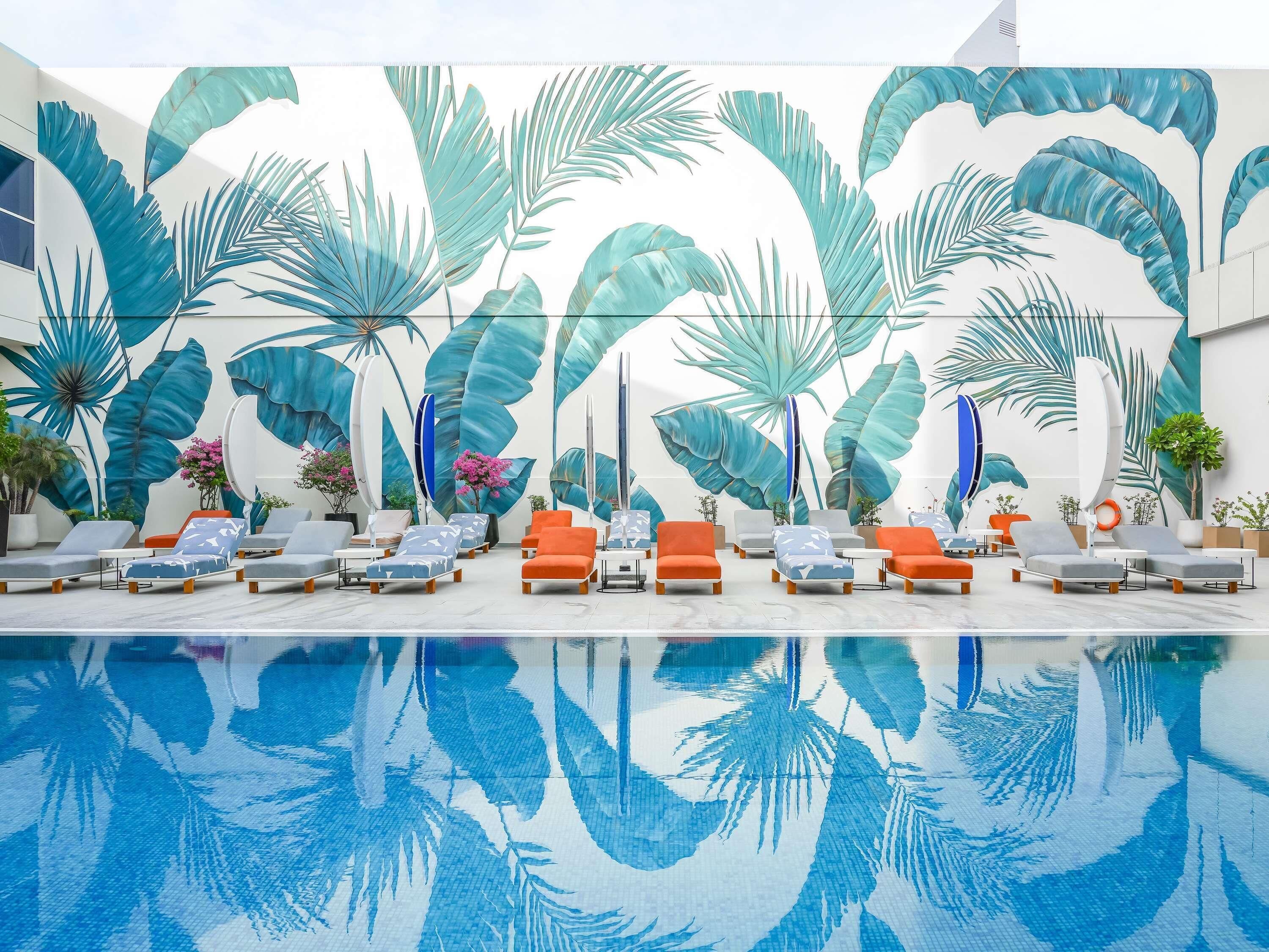 Alberca al aire libre, sombrillas en la alberca y camastros 