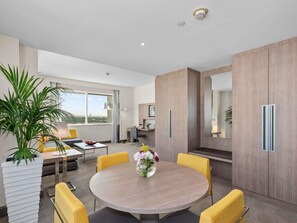 Suite – executive, 1 kingsize-seng med sovesofa | Minibar, safe på rommet, skrivebord og skrivebord for bærbar PC