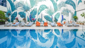 Utomhuspool, parasoller och solstolar