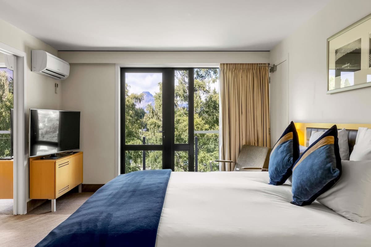 Apartment, 1 Bedroom, Lakeside | In-room safe, desk, iron/ironing board, free cots/infant beds