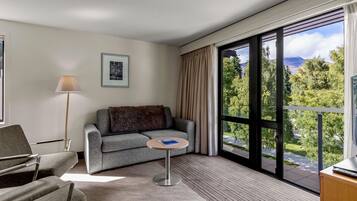 Cofres nos quartos, escrivaninha, ferros/tábuas de passar roupa