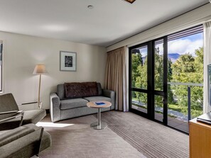 In-room safe, desk, iron/ironing board, free cribs/infant beds - Novotel Queenstown Lakeside (Queenstown)