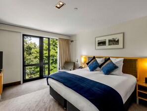 In-room safe, desk, iron/ironing board, free cots/infant beds - Novotel Queenstown Lakeside (Queenstown)