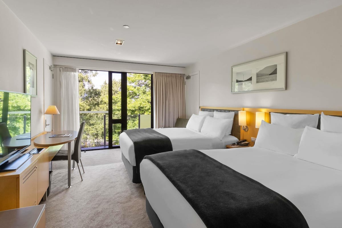Double Room, 2 Katil Kelamin (Double), Lakeside | Bar mini, peti besi dalam bilik, meja, seterika/papan seterika