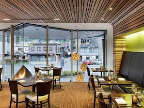 供应早餐和晚餐