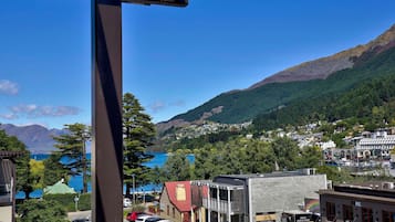 A coastal town with a view of the sea and mountains, featuring a variety of buildings including a restaurant and a bar.