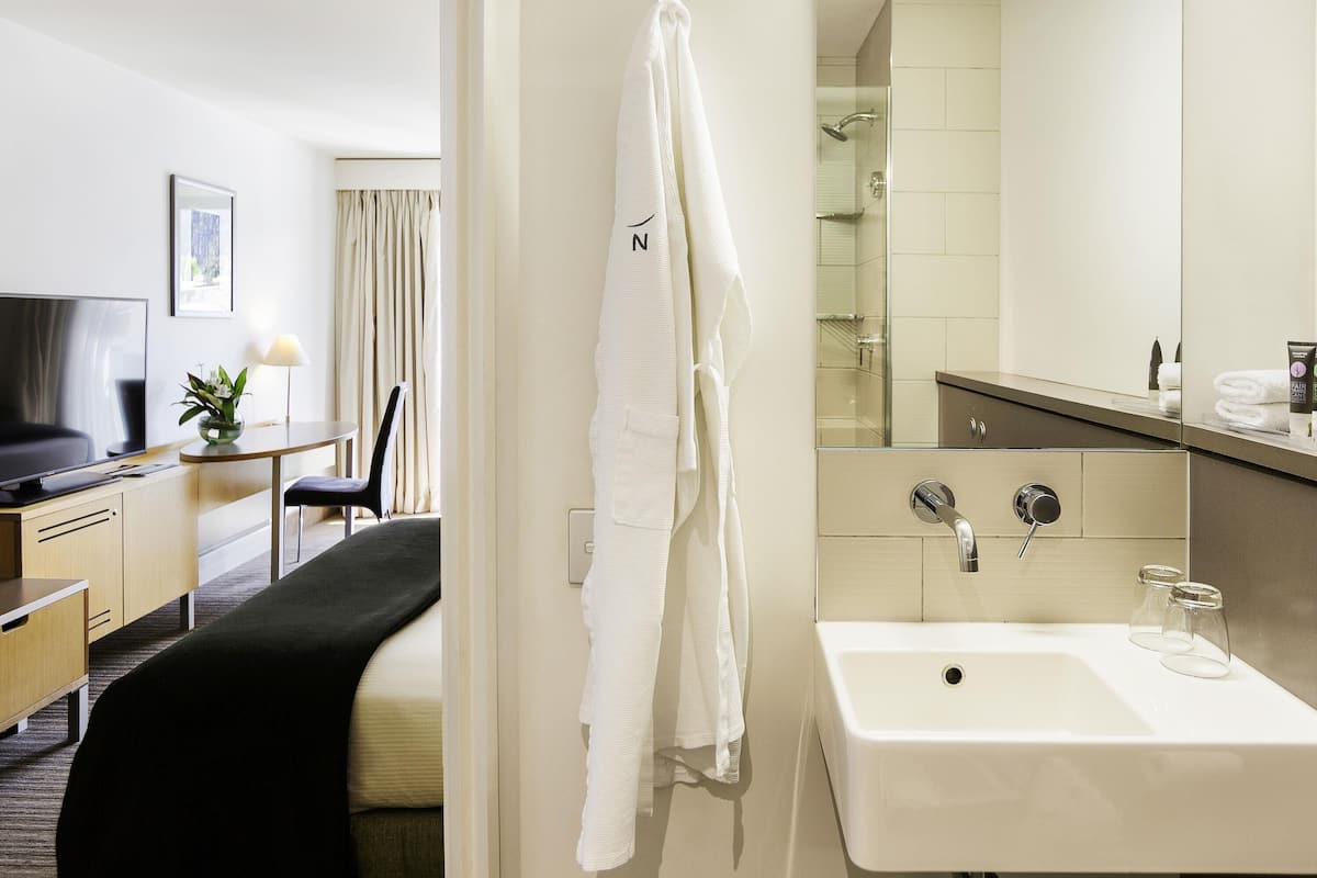 Minibar, in-room safe, desk, iron/ironing board