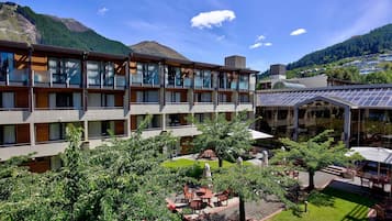 Cofres nos quartos, escrivaninha, ferros/tábuas de passar roupa