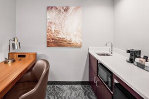 Frigorífico, microondas y cafetera o tetera