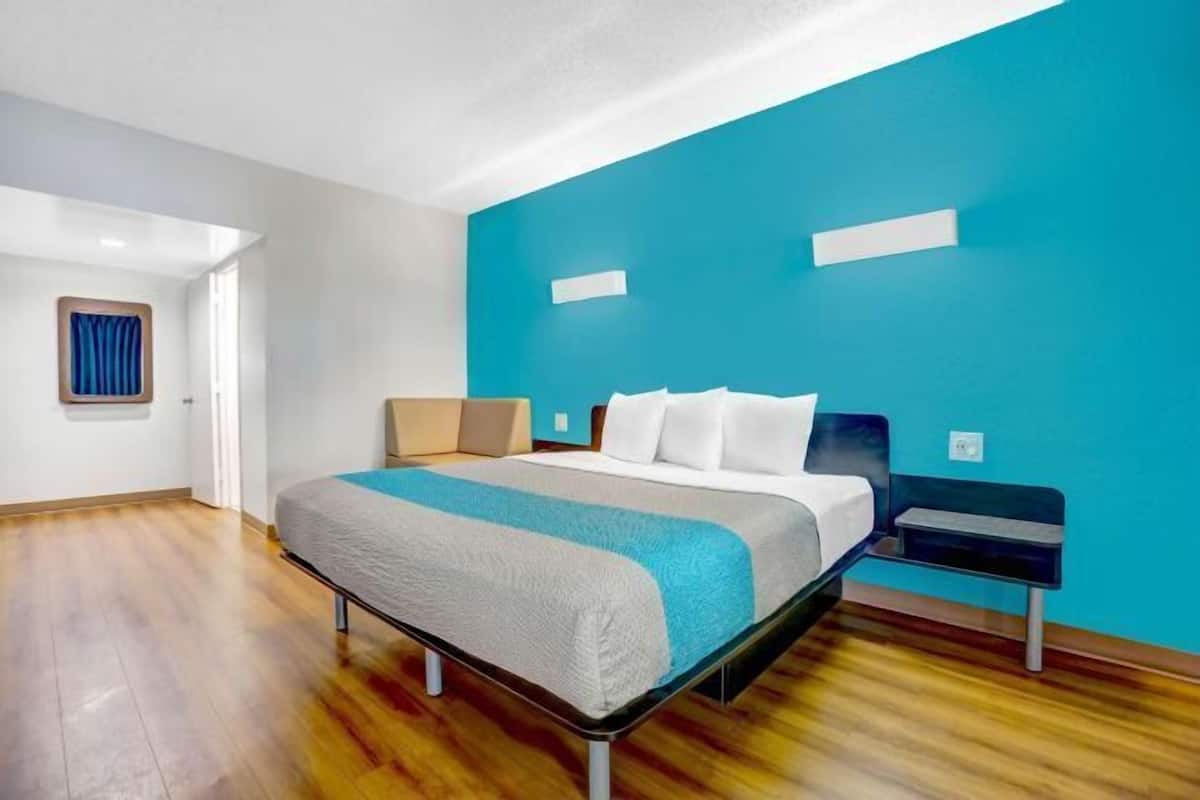 Tabla de planchar con plancha, wifi gratis y ropa de cama 