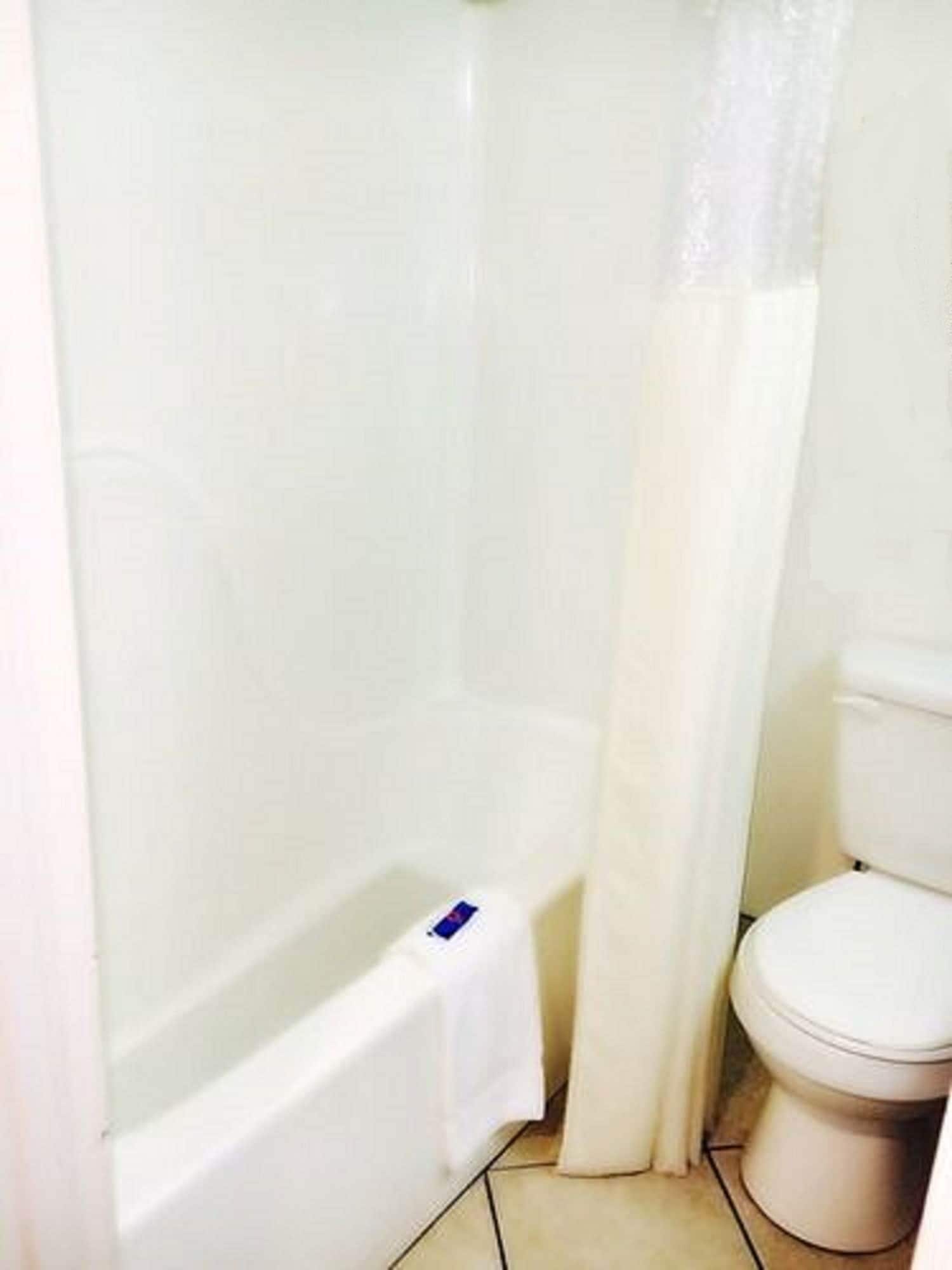 Ensemble douche/baignoire, sèche-cheveux, serviettes fournies, savon