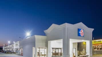 住宿正面 - 傍晚/夜晚