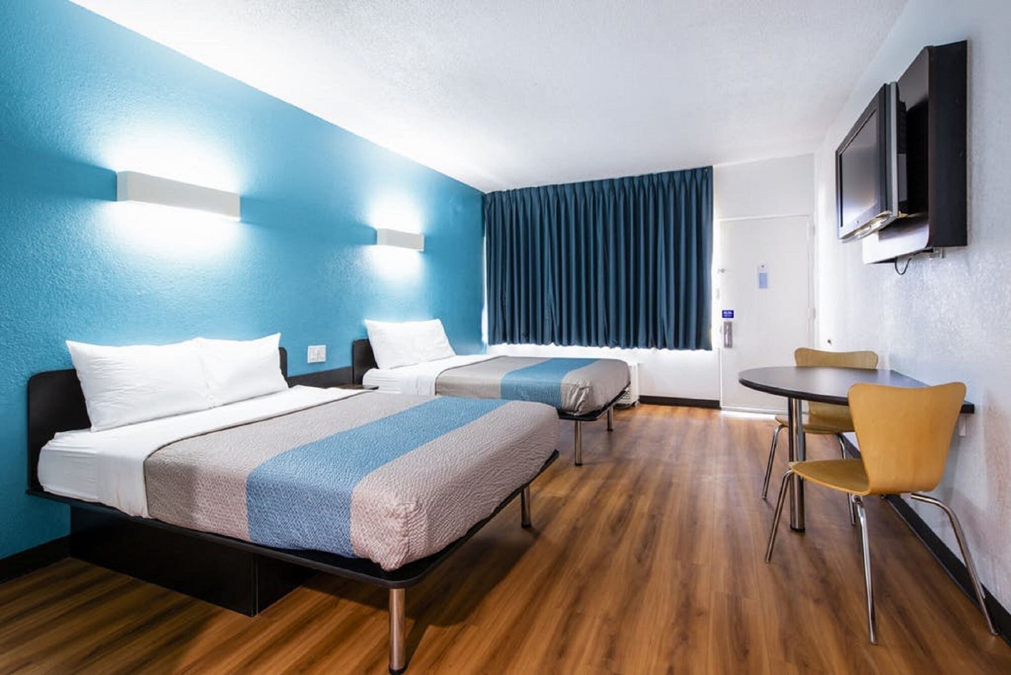 Tabla de planchar con plancha, wifi gratis y ropa de cama 