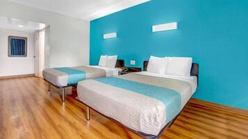 Tabla de planchar con plancha, wifi gratis y ropa de cama