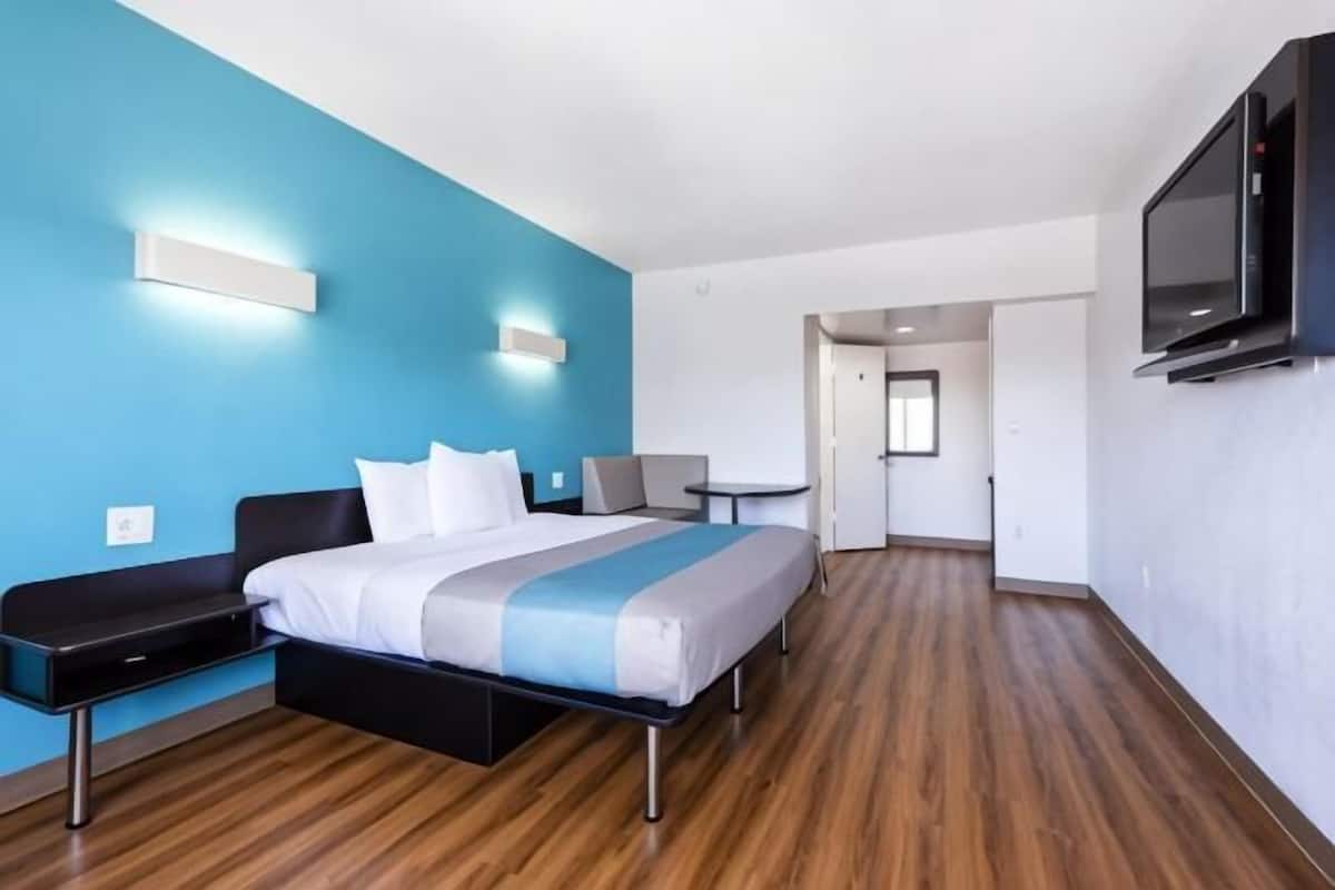 Tabla de planchar con plancha, wifi gratis y ropa de cama 