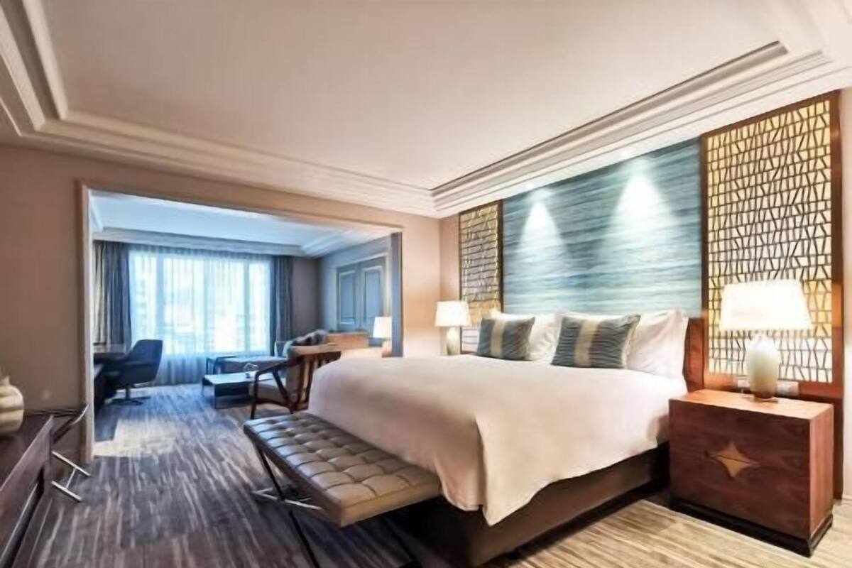 Egyptian cotton sheets, premium bedding, minibar, in-room safe