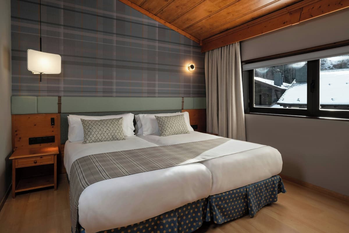 Sengetøy av topp kvalitet, dundyner, safe på rommet og skrivebord