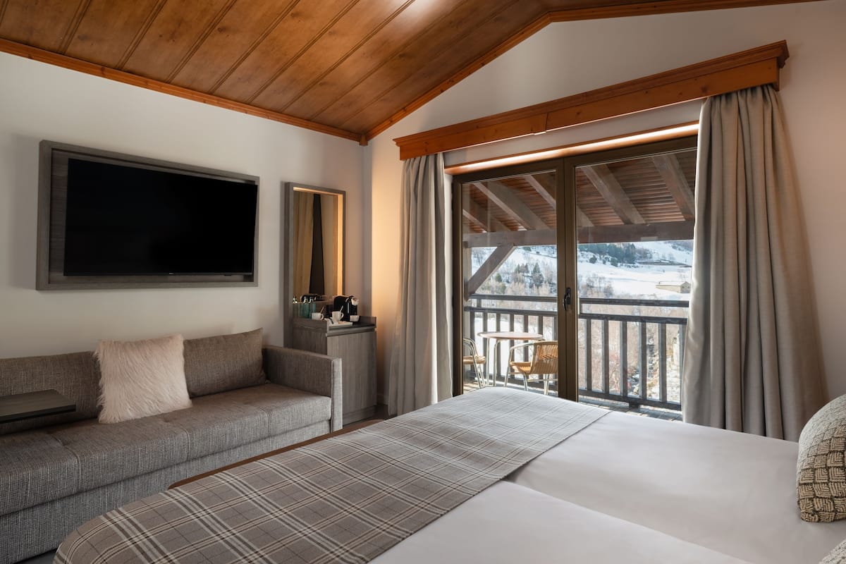 Signature Room, 1 King Bed with Sofa bed, Mountain View (Guest)