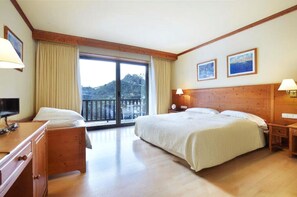 1 bedroom, premium bedding, down comforters, in-room safe