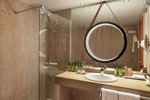 Deluxe Room, 2 Twin Beds | Bathroom | Free toiletries, hair dryer, bidet, towels
