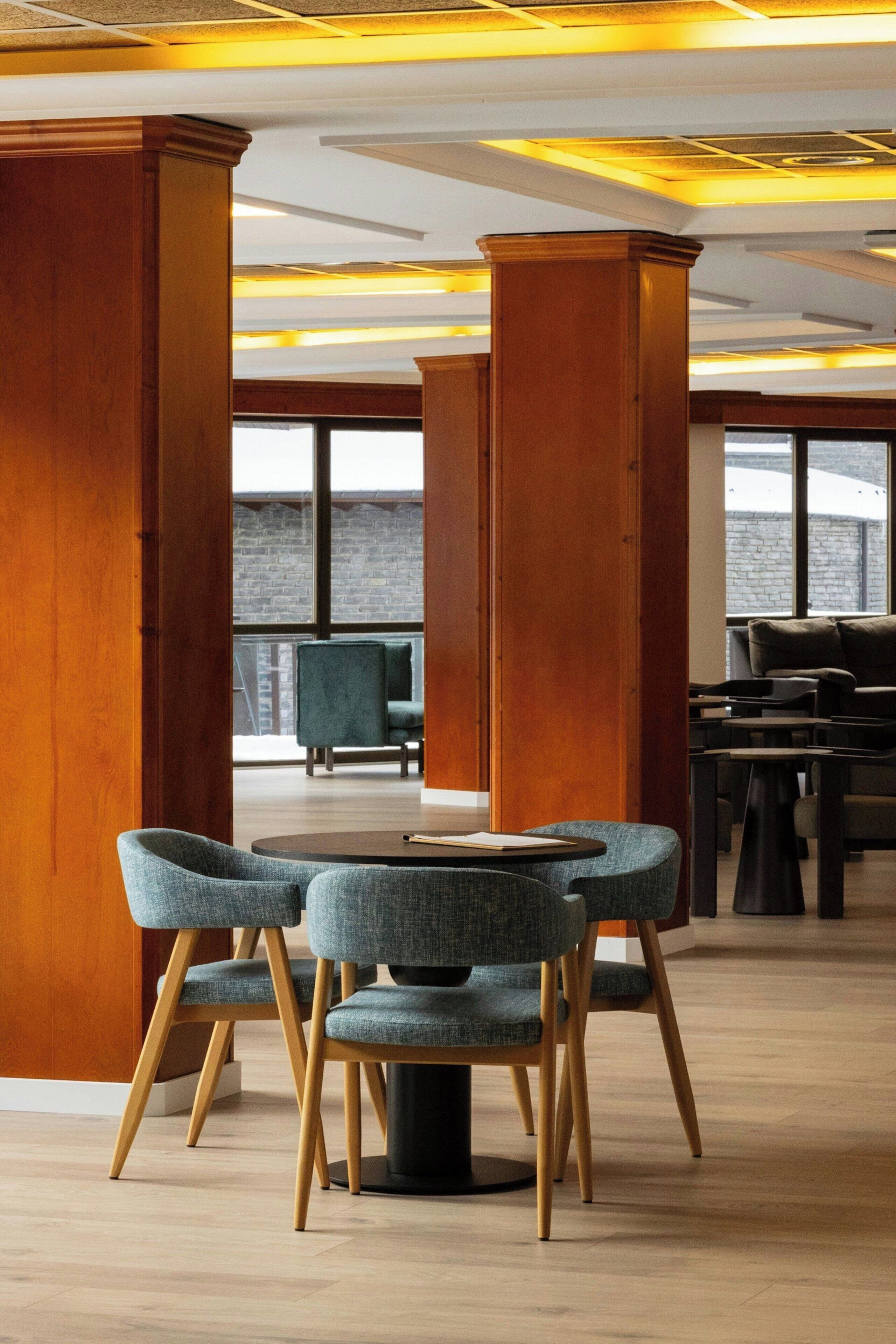 Lobby lounge