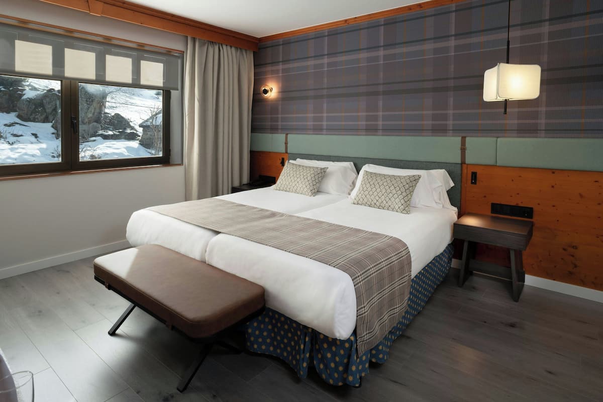 Familierom, 2 enkeltsenger | Sengetøy av topp kvalitet, dundyner, safe på rommet og skrivebord