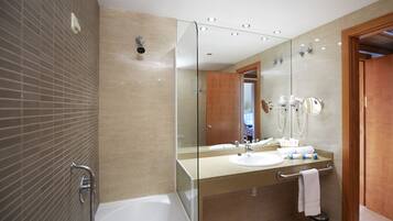 Articles de toilette gratuits, sĂšche-cheveux, bidet, serviettes fournies