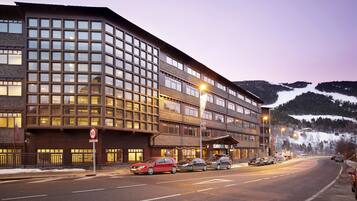 Vista frontal de la propiedad por la tarde o noche