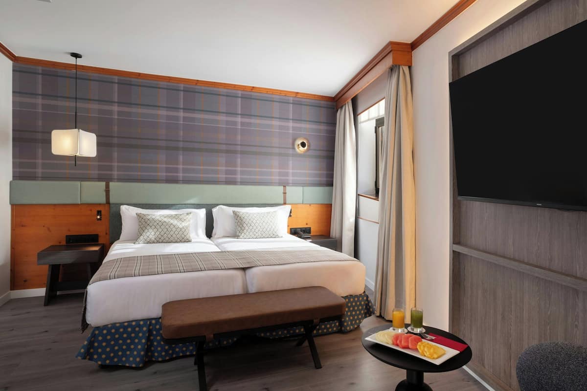 Rom, 2 enkeltsenger | Sengetøy av topp kvalitet, dundyner, safe på rommet og skrivebord