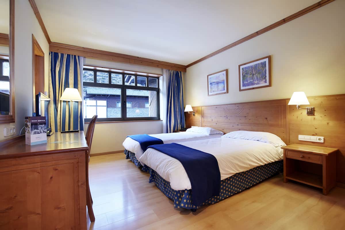 Peralatan tempat tidur premium, gebar bulu kapas, peti besi dalam bilik