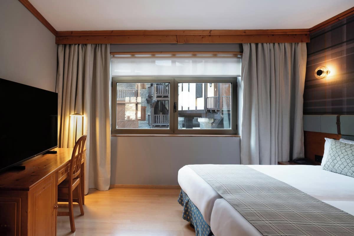 Rom, 1 queensize-seng | Sengetøy av topp kvalitet, dundyner, safe på rommet og skrivebord