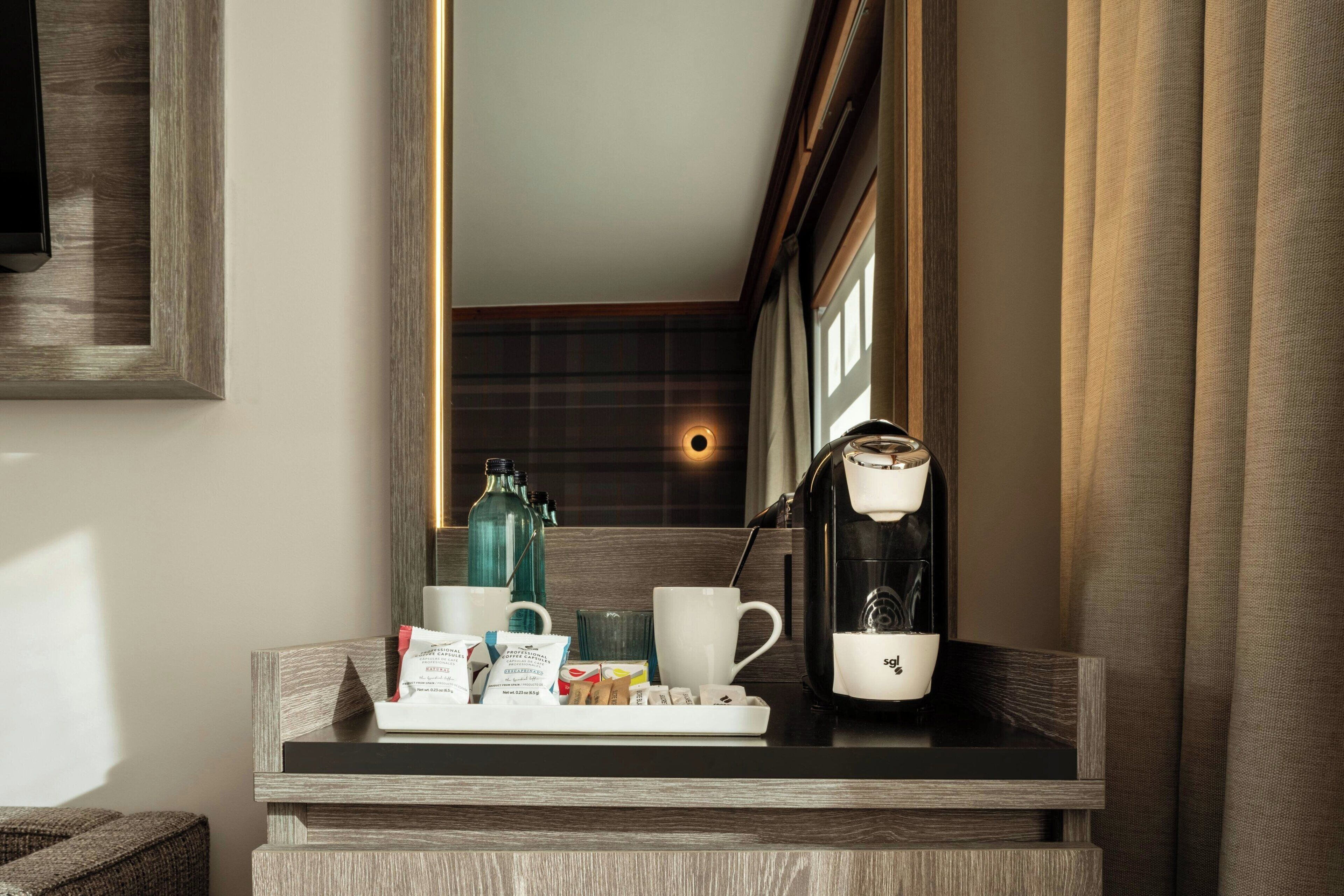 Hochwertige Bettwaren, Daunenbettdecken, Zimmersafe, Schreibtisch