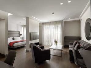 ميني بار وخزنة داخل الغرفة ومكتب وستائر تعتيم