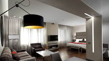 Camera familiare | Minibar, una cassaforte in camera, una scrivania, tende oscuranti