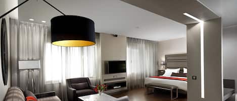 Familiekamer | Een minibar, een kluis op de kamer, een bureau, verduisterende gordijnen