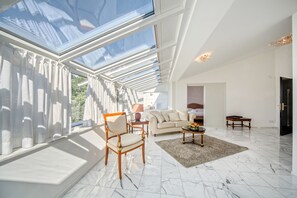 Signature Suite, Lake View | Living room | 55-inch flat-screen TV with satellite channels
