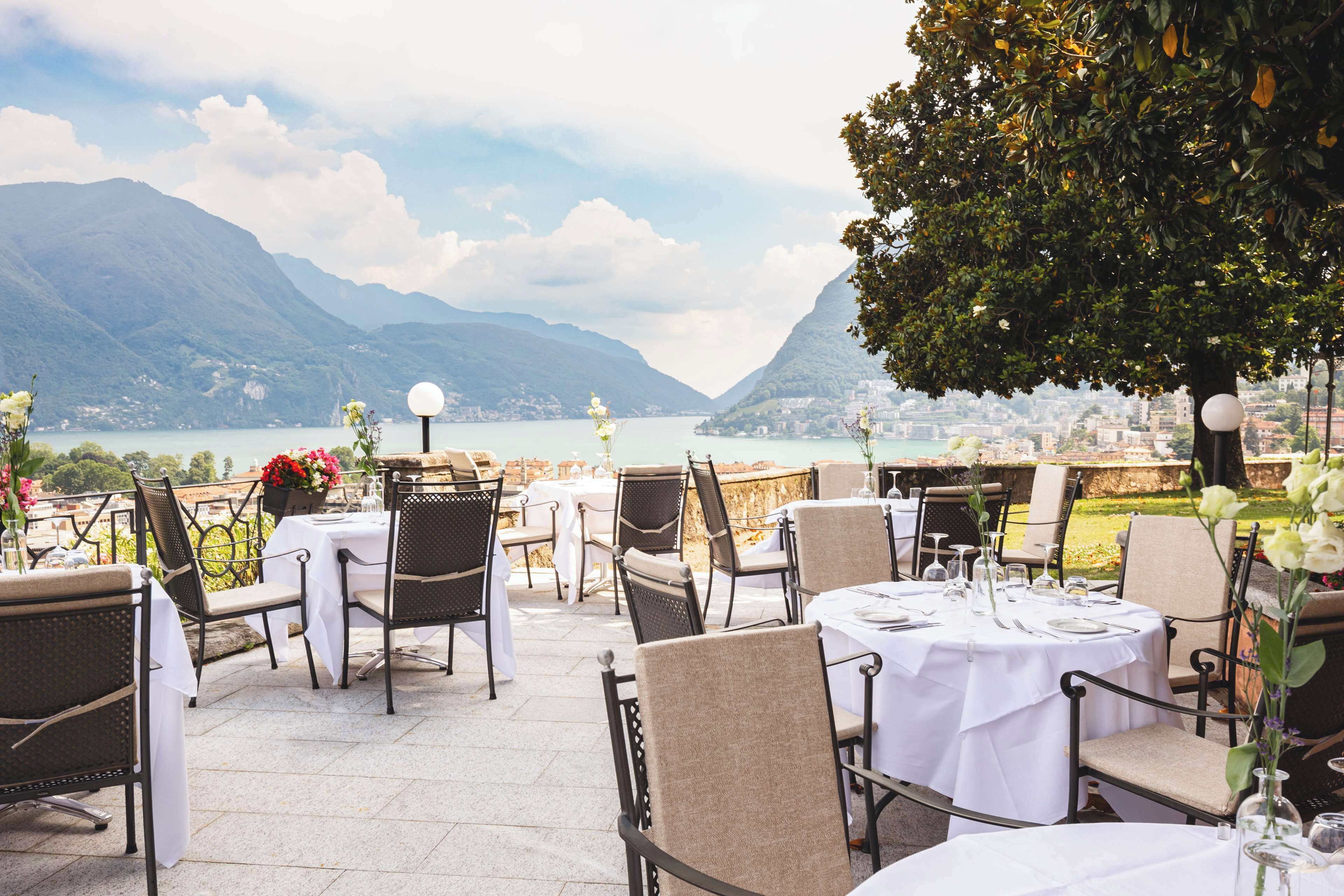 Petit déjeuner et dîner servis sur place