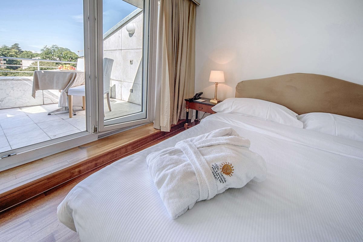 Signature Suite, Lake View | 1 bedroom, hypo-allergenic bedding, down duvets, minibar