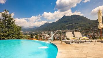 Piscina coperta, piscina stagionale all'aperto, ombrelloni da piscina