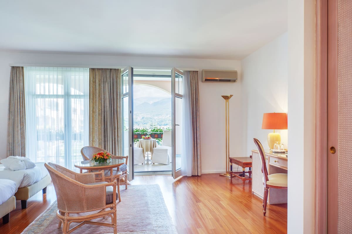 Deluxe Double Room | 1 bedroom, hypo-allergenic bedding available, down comforters, minibar