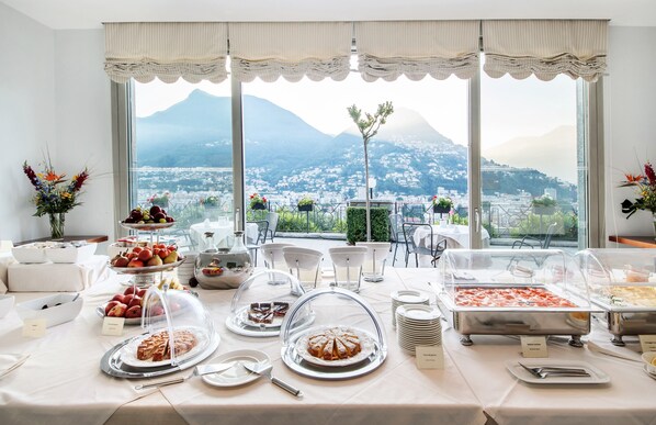 Daily buffet breakfast for a fee