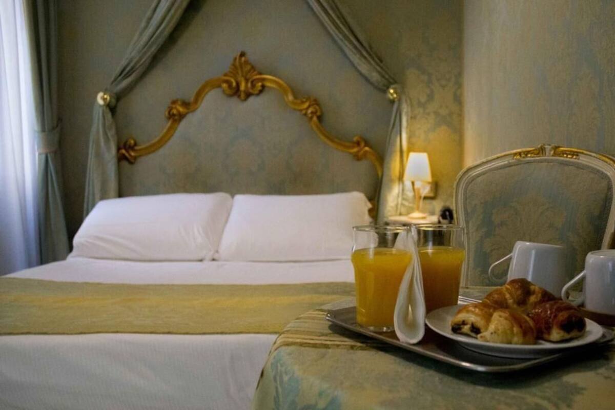 Minibar, soundproofing, WiFi (free), bed sheets