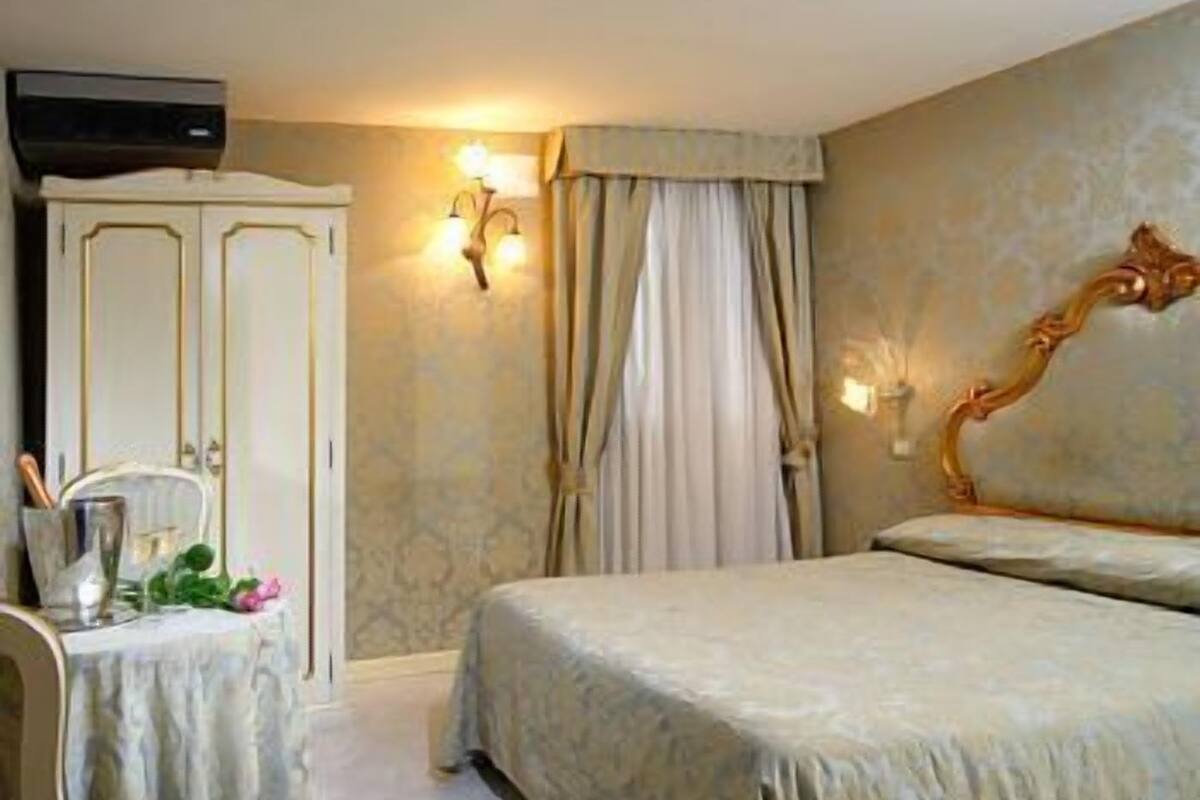 Minibar, soundproofing, WiFi (free), bed sheets