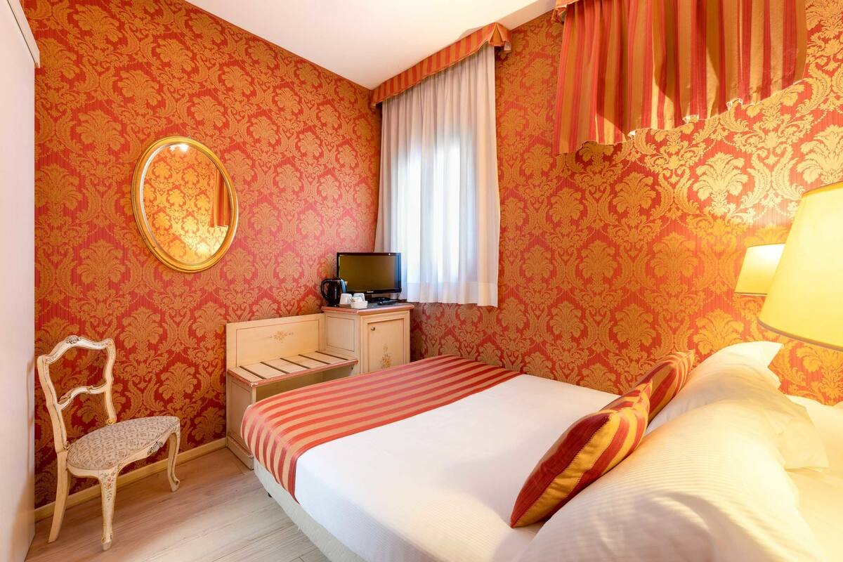 Economy Double Room | Minibar, soundproofing, WiFi (free), bed sheets