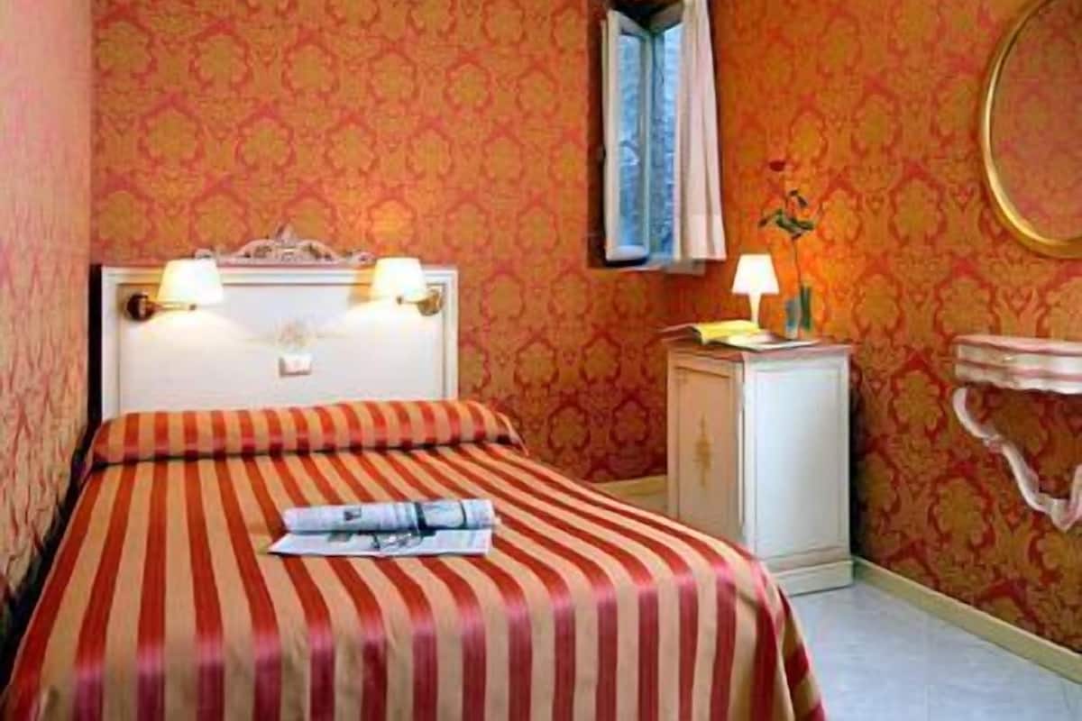 Minibar, soundproofing, WiFi (free), bed sheets