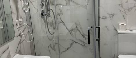 Douche, séchoir à cheveux, serviettes fournies