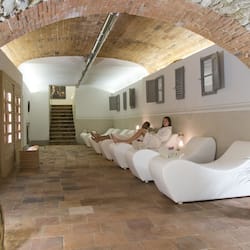 Salas de tratamiento para parejas, sauna y tina de hidromasaje