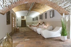 Couples treatment room(s), sauna, hot tub, steam room