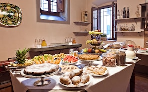 Se ofrece un desayuno bufé (13 EUR por persona)