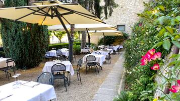 3 restaurants; lunch and dinner served